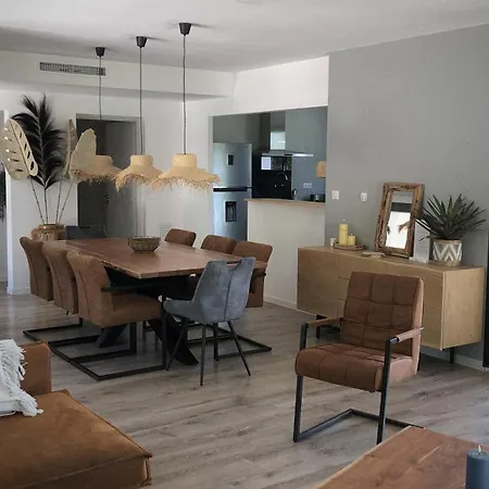 Maison Avec Terrasse En Bois Et Piscine * Varaire