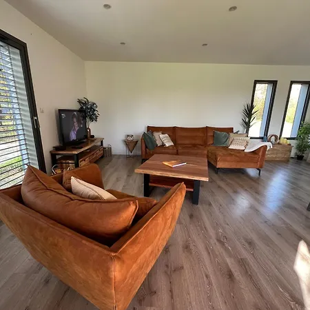 Maison Avec Terrasse En Bois Et Piscine Villa *