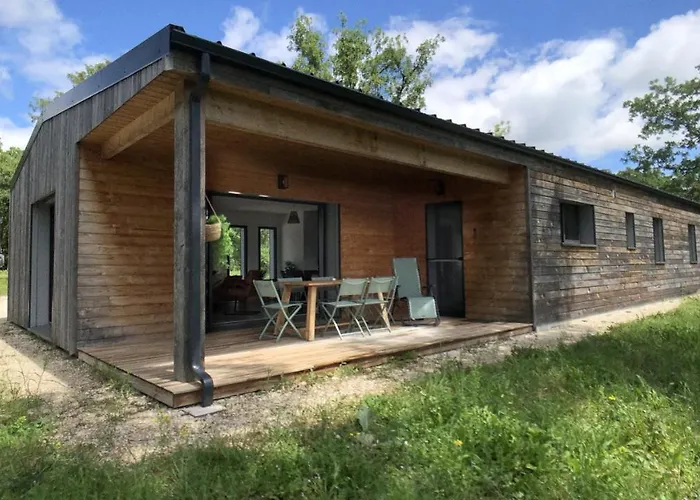 Maison Avec Terrasse En Bois Et Piscine Вилла Varaire