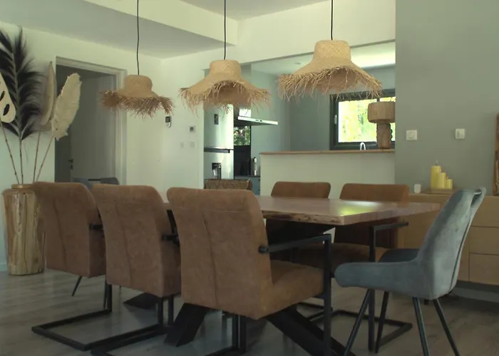 Maison Avec Terrasse En Bois Et Piscine * Varaire