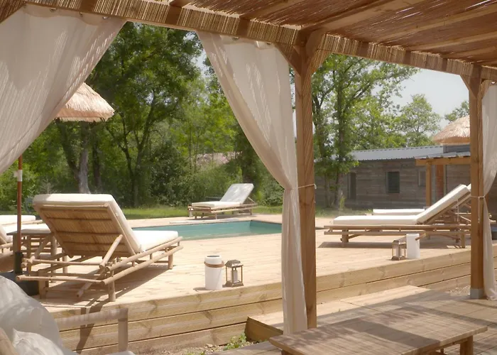 Maison Avec Terrasse En Bois Et Piscine * Varaire