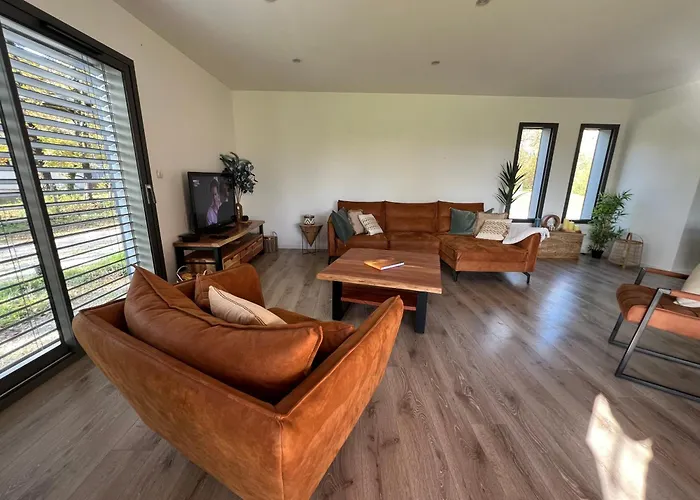 Maison Avec Terrasse En Bois Et Piscine Вилла *