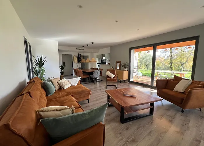 Maison Avec Terrasse En Bois Et Piscine Вилла